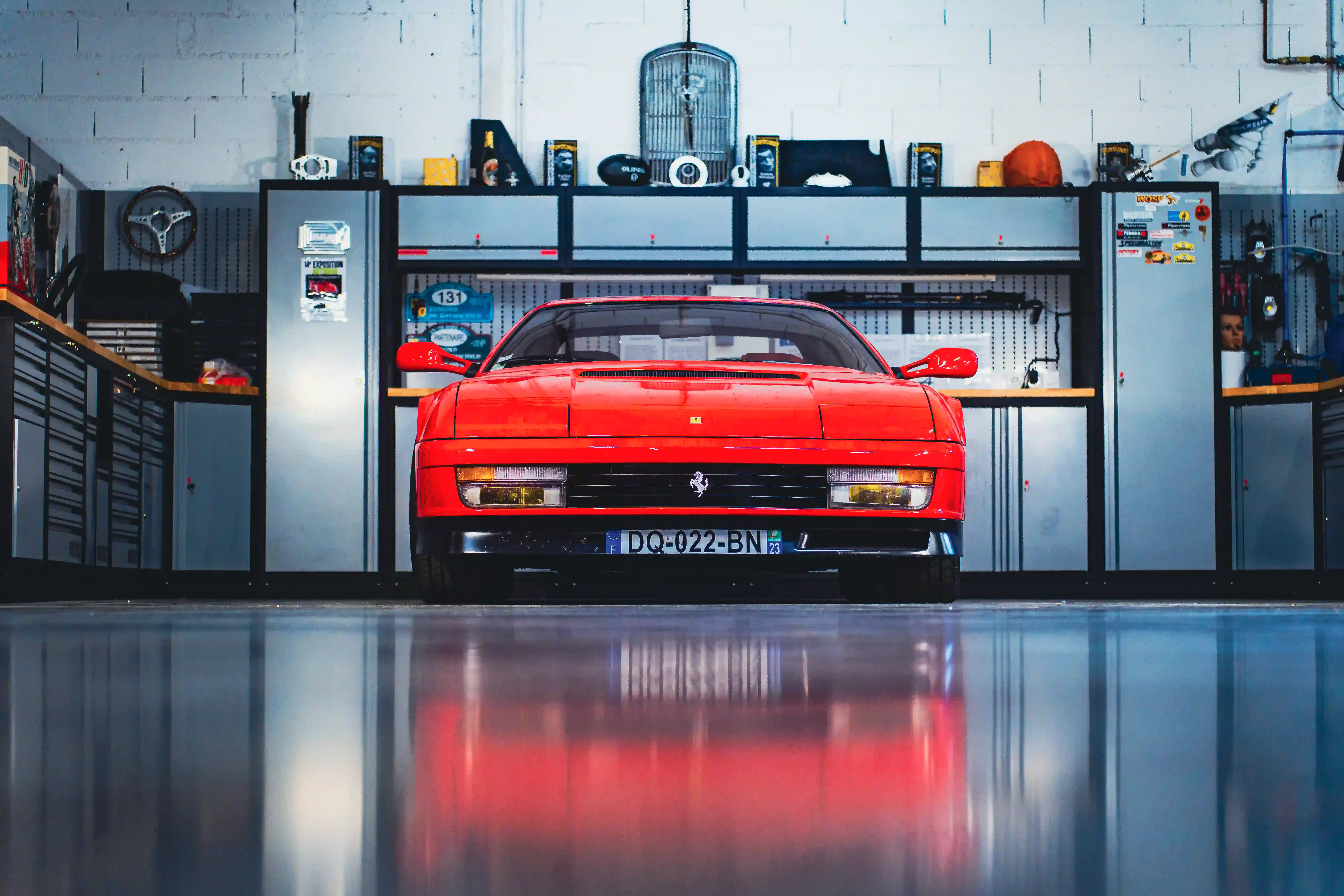 Photographie d'une Ferrari dans un garage