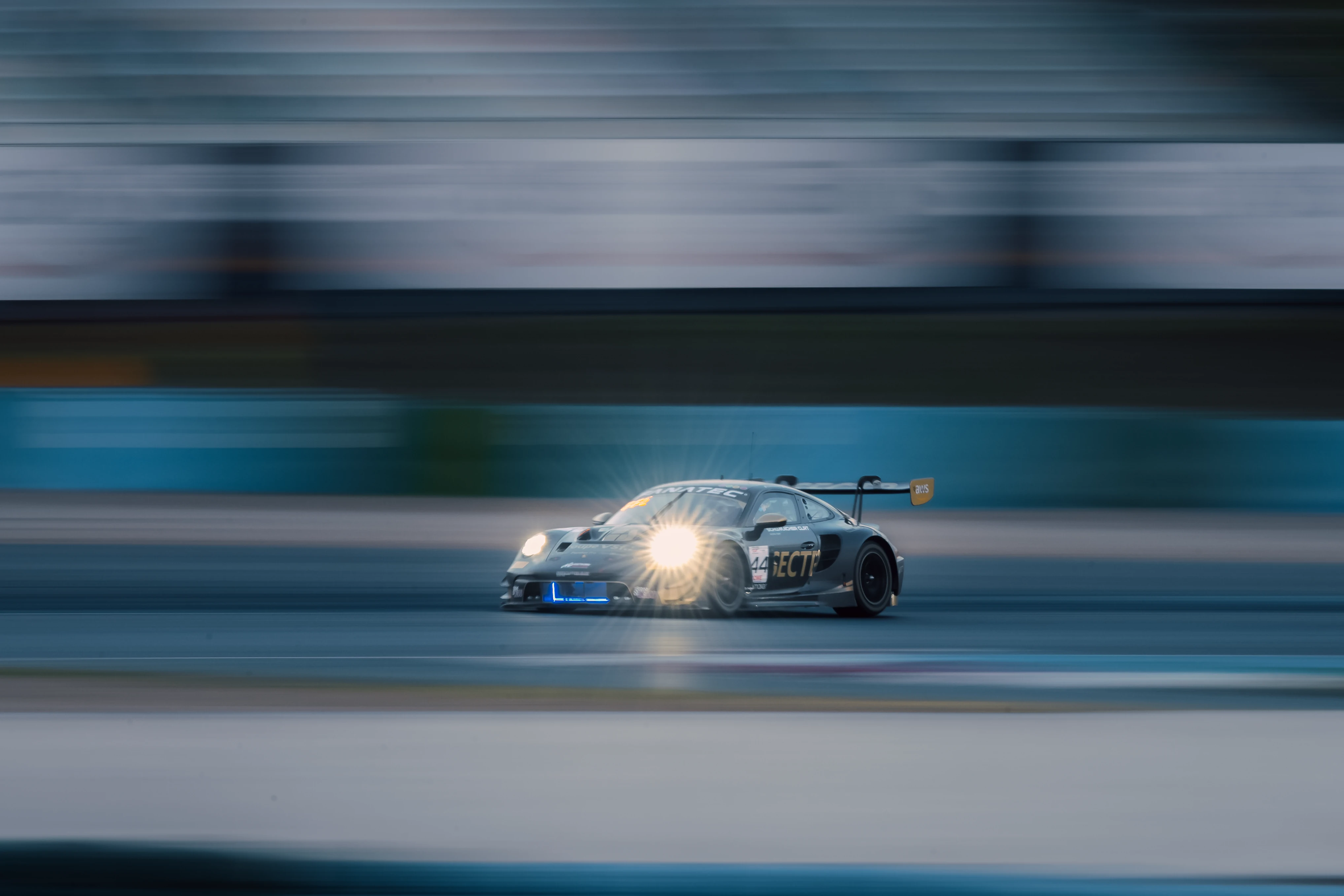 Photographie d'une voiture au circuit Nevers Magny-Cours
